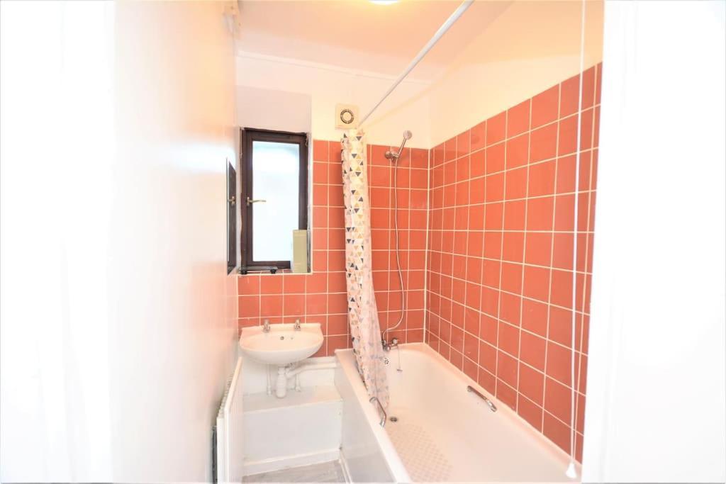 Lovely 4 Bedroom Apartment Close To The City Walking Distance From The Rivere View Londýn Exteriér fotografie