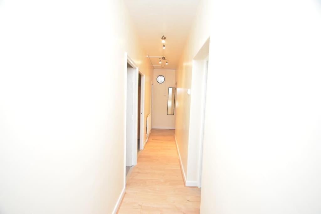 Lovely 4 Bedroom Apartment Close To The City Walking Distance From The Rivere View Londýn Exteriér fotografie