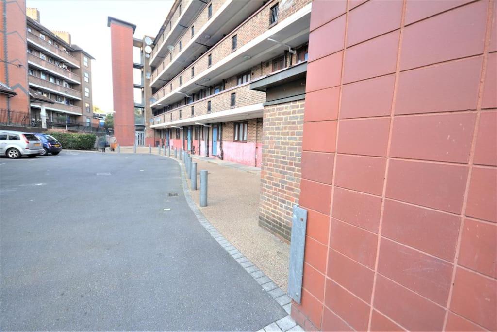 Lovely 4 Bedroom Apartment Close To The City Walking Distance From The Rivere View Londýn Exteriér fotografie