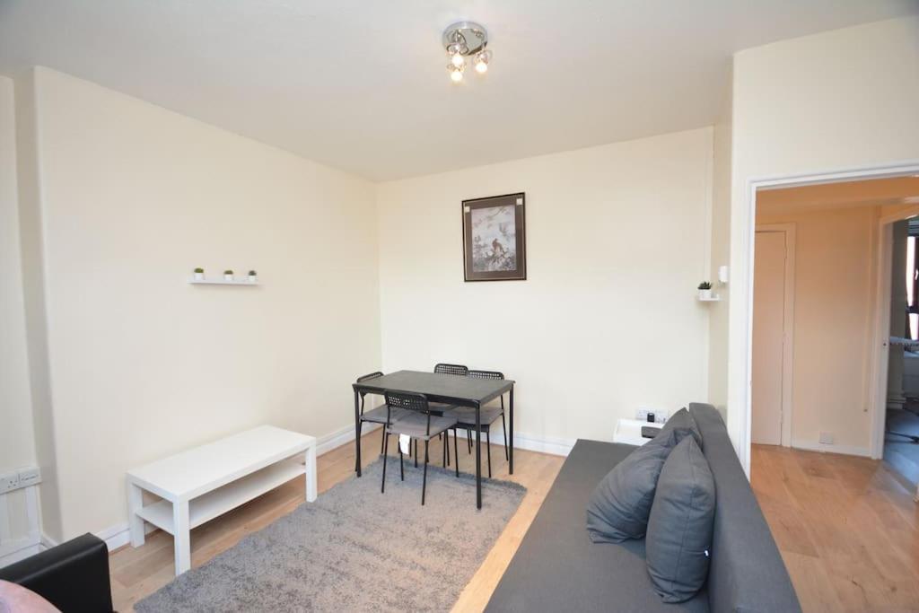 Lovely 4 Bedroom Apartment Close To The City Walking Distance From The Rivere View Londýn Exteriér fotografie