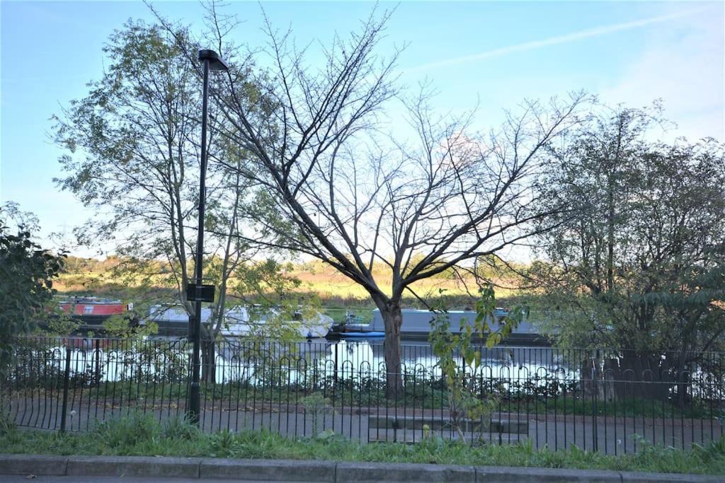 Lovely 4 Bedroom Apartment Close To The City Walking Distance From The Rivere View Londýn Exteriér fotografie