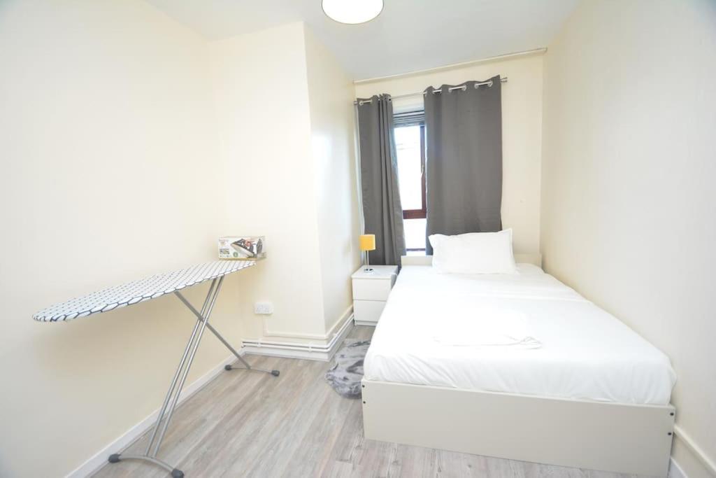 Lovely 4 Bedroom Apartment Close To The City Walking Distance From The Rivere View Londýn Exteriér fotografie