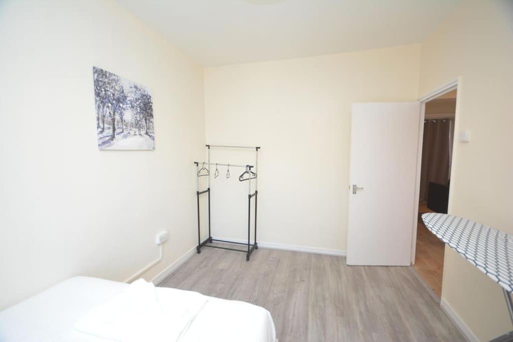 Lovely 4 Bedroom Apartment Close To The City Walking Distance From The Rivere View Londýn Exteriér fotografie