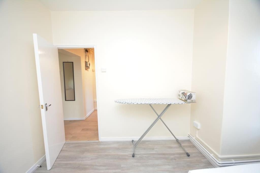 Lovely 4 Bedroom Apartment Close To The City Walking Distance From The Rivere View Londýn Exteriér fotografie