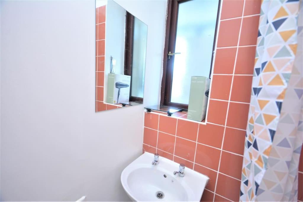 Lovely 4 Bedroom Apartment Close To The City Walking Distance From The Rivere View Londýn Exteriér fotografie